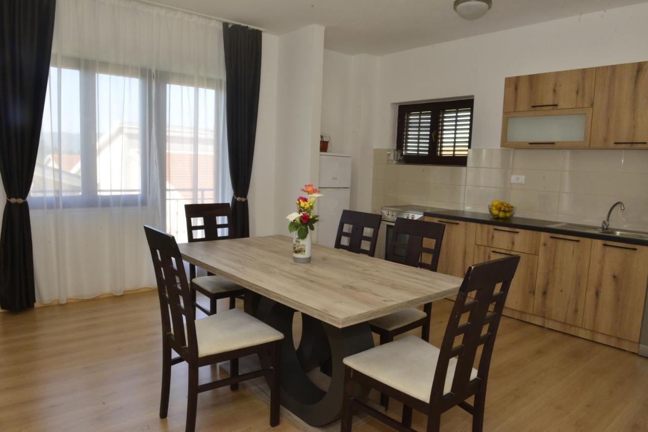 Milosavljevic Apartments Tivat Exterior photo